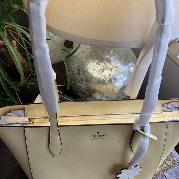 Authentic KATE SPADE Saffiano leather zip top Tote/Flower charm - Picture 10 of 14